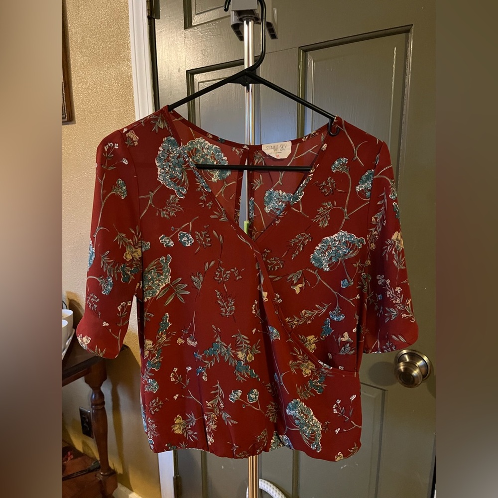 Very cute Sienna Skye floral top. Twist in the back.